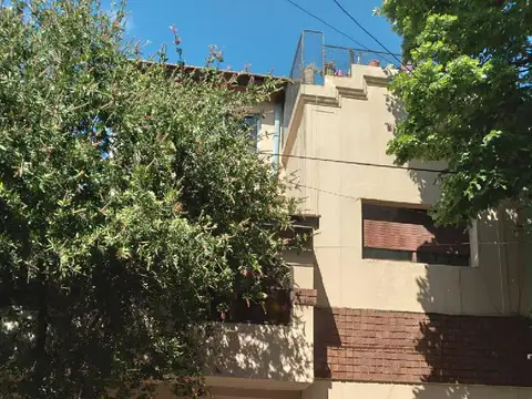 Hermosa casa de 5 ambientes con quincho  parrilla y terraza en floresta norte