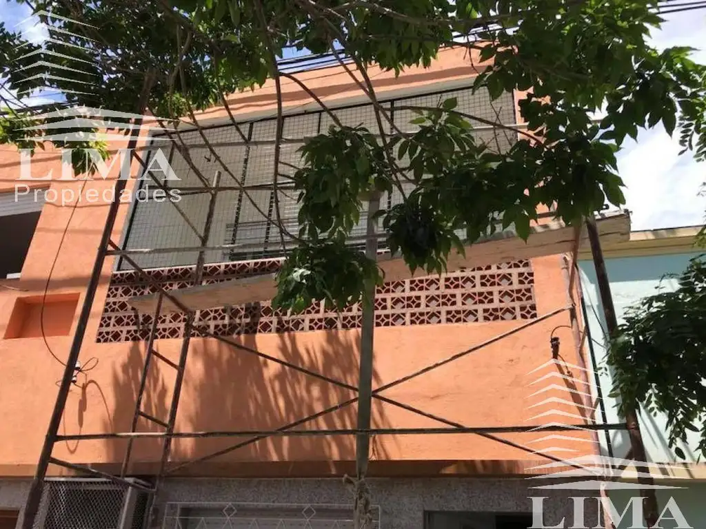 OPORTUNIDAD. Casa en Planta Alta. Alquilada. Corrientes 3077