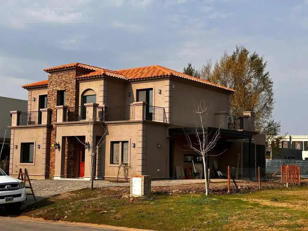 Casa desarrollada en 2 plantas en alquiler ubicada en El Naudir -  Escobar - CD