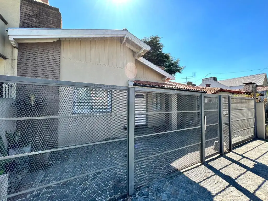 Casa tres ambientes con parque en venta en Castelar Norte