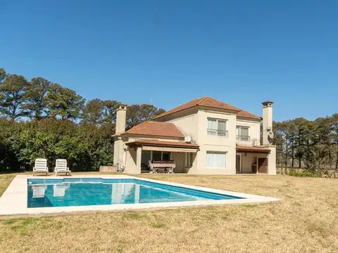 ESPECTACULAR CASA PINARES COUNTRY CLUB LOTE 1800M