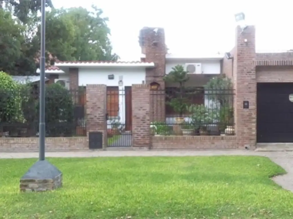 Excepcional casa en barrio Los Pinos