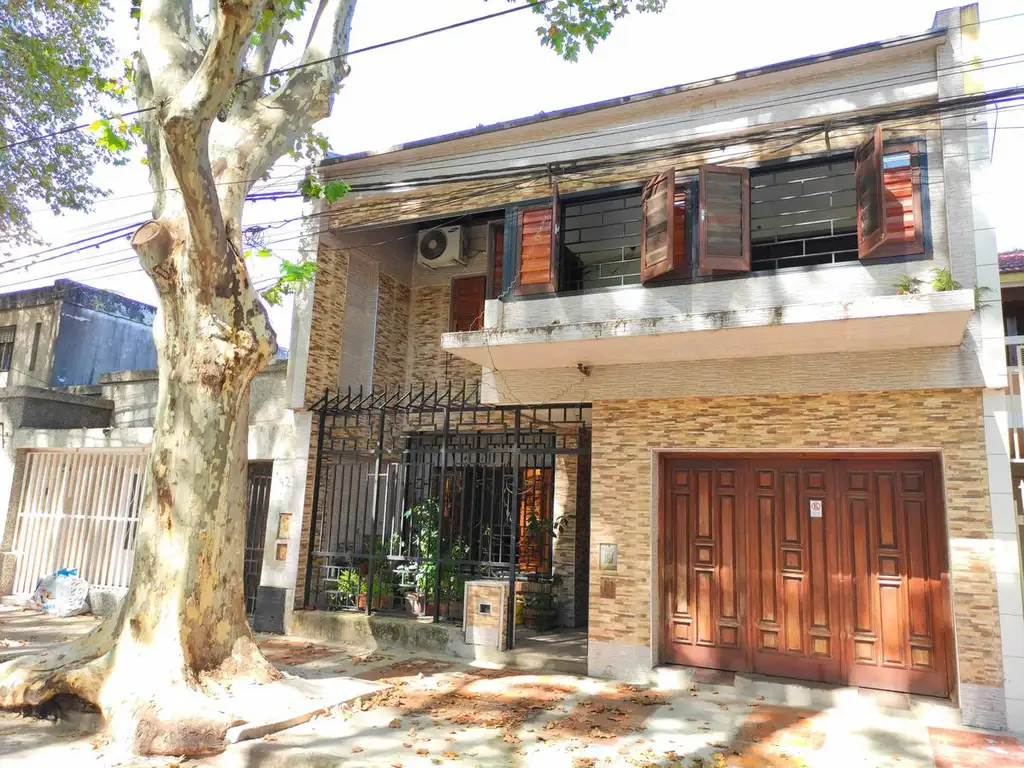 Casa en venta de 4 dormitorios con Cochera y Quincho- Roque Saenz Peña, Rosario.