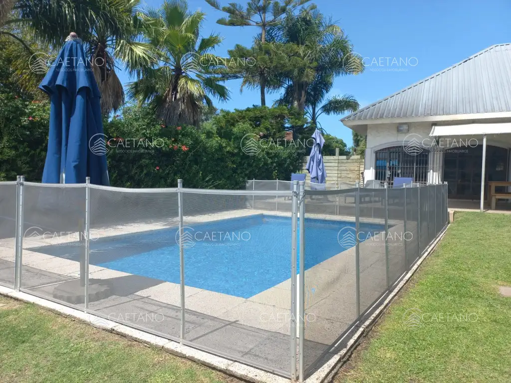 Vende casa de 3 dormitorios totalmente reformada. Con piscina climatizada. Cerca de colegios, Punta del Este