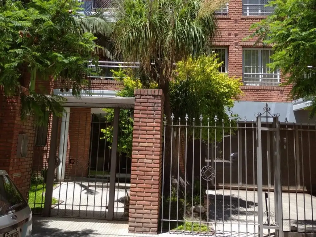 Semi piso con garage, sum y pileta en venta, Castelar