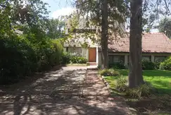 EXCELENTE CASA EN LAS PRADERAS DE LUJAN! CUENTA CON 4 DORMITORIOS, ENTRADA PARA AUTOS - FICHA 9780