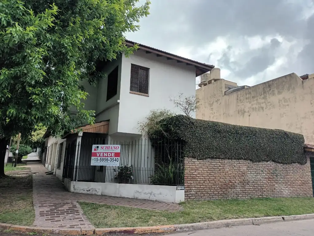 CASA TIPO CHALET EN DOS PLANTAS CON GARAGE Y FONDO CON PARRILLA.