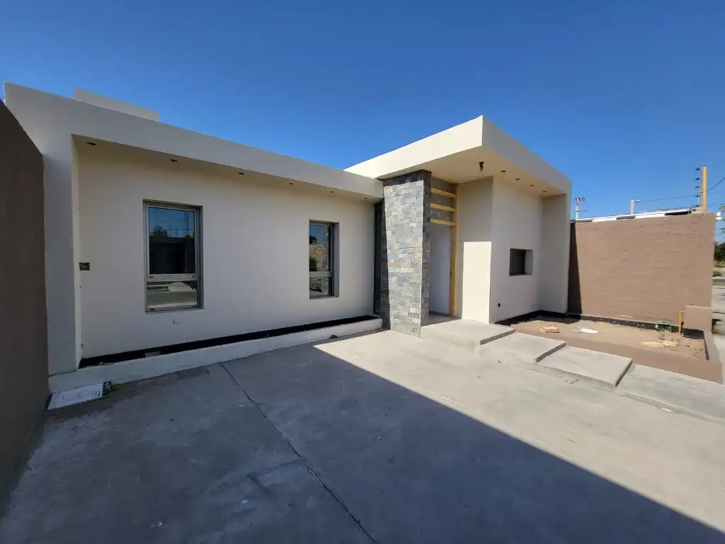 Venta Casa 3 dormitorios a estrenar, 2 cocheras, 105m2, Mercado Oeste