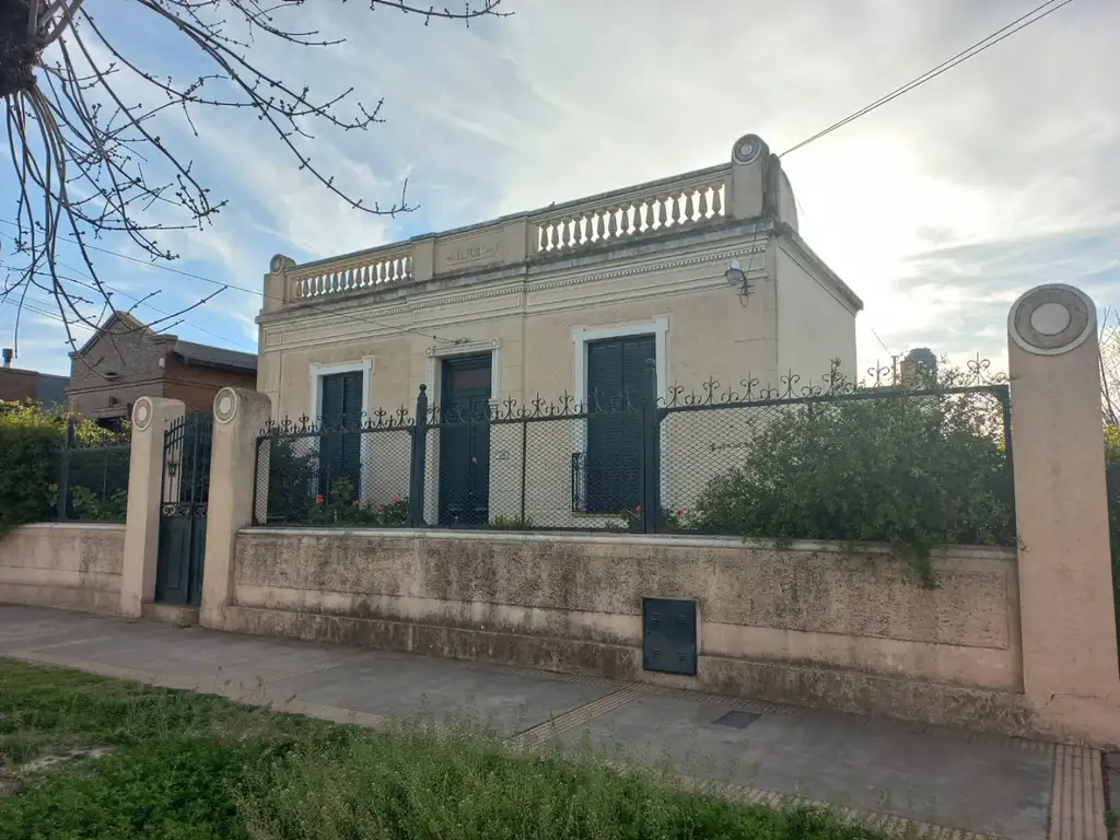 Casa de estilo antiguo con gran jardín en venta, General Las Heras