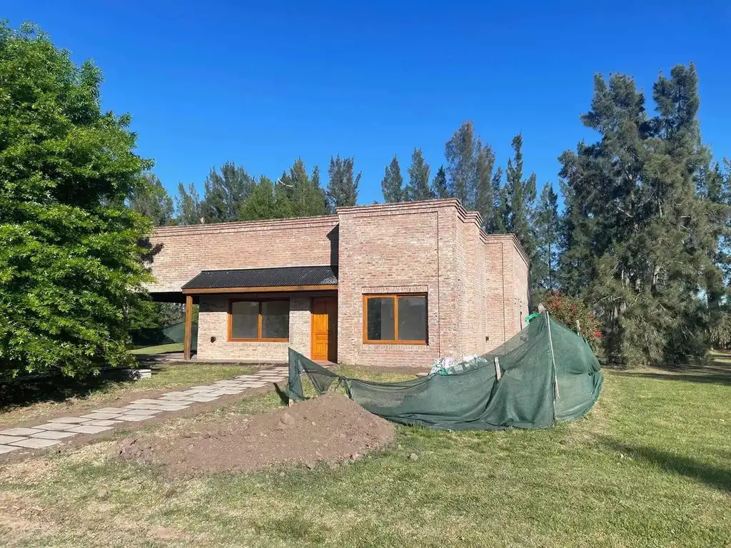 Casa en venta - 2 dormitorios 2 baños - 809mts2 - Coronel Brandsen