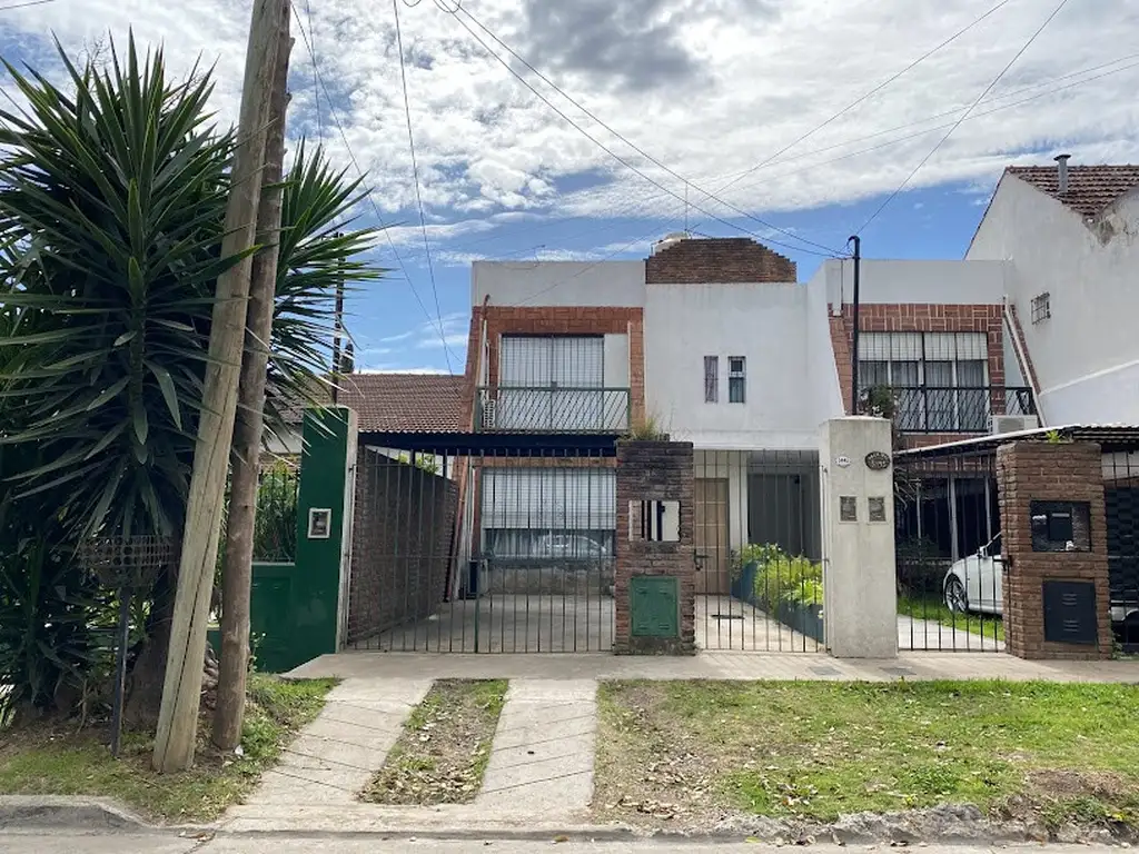 Hermoso duplex en Castelar. 3 dormitorios, 3 baños. Fdo. libre. Con cochera