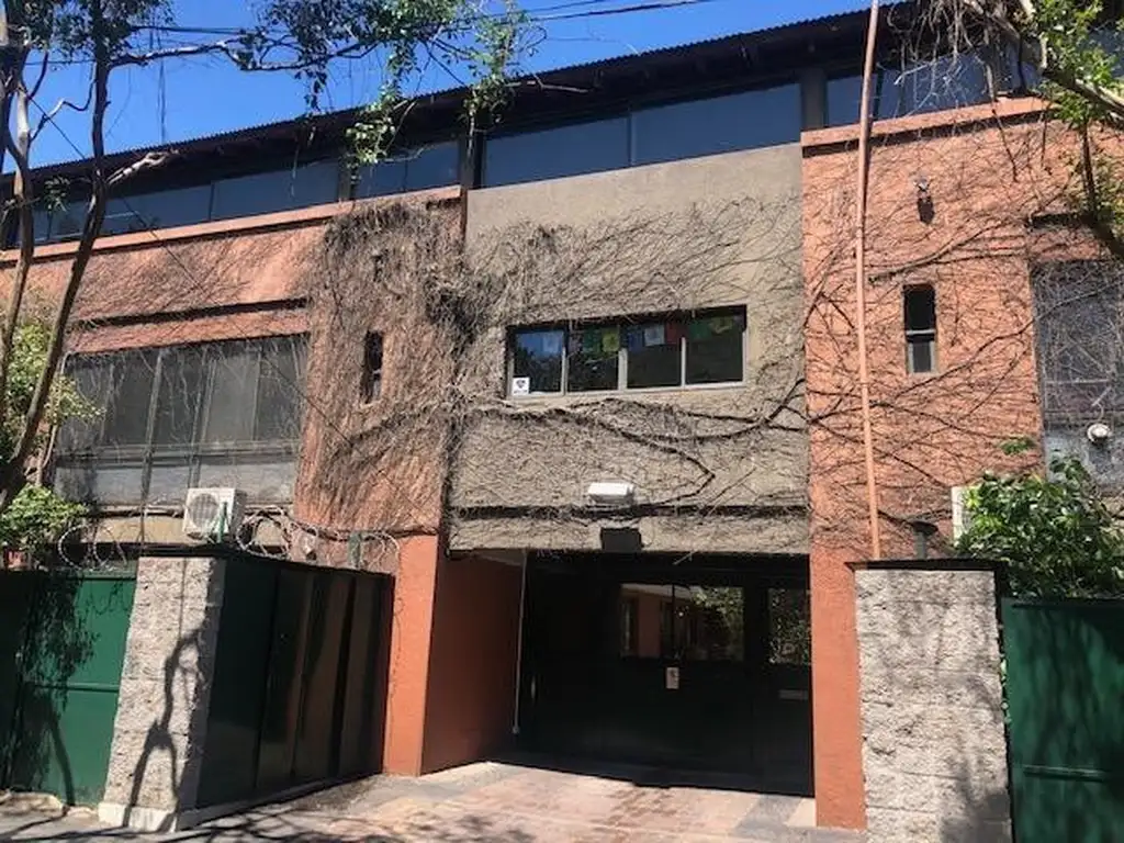 Excelente depto. tipo duplex. Complejo Cerrado. Acassuso. 3 amb. Cochera. Parrilla. Pileta.