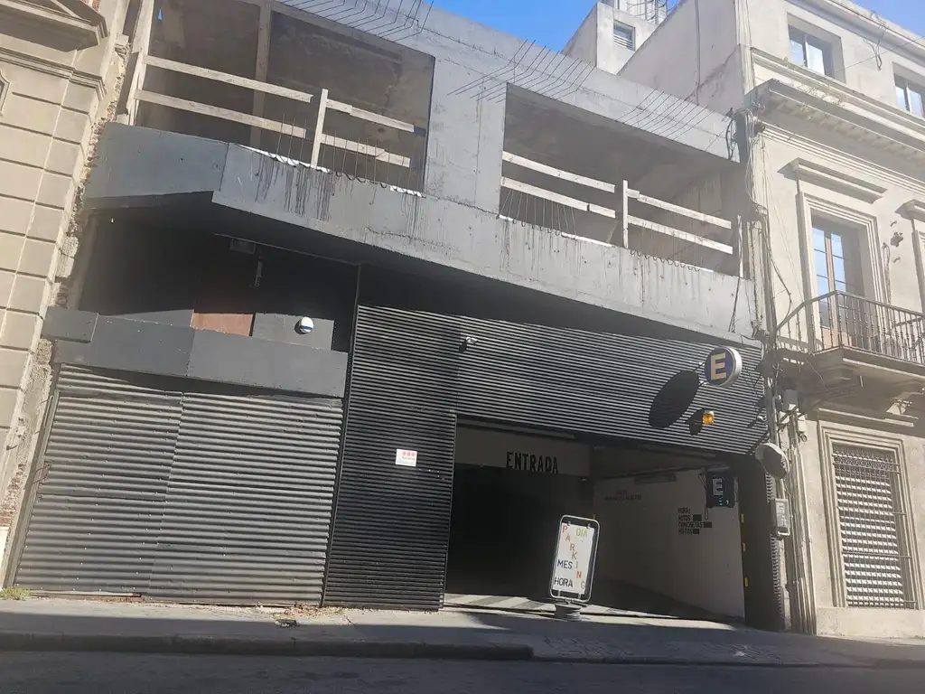 Edificio comercial con cocheras en Montevideo Uruguay.