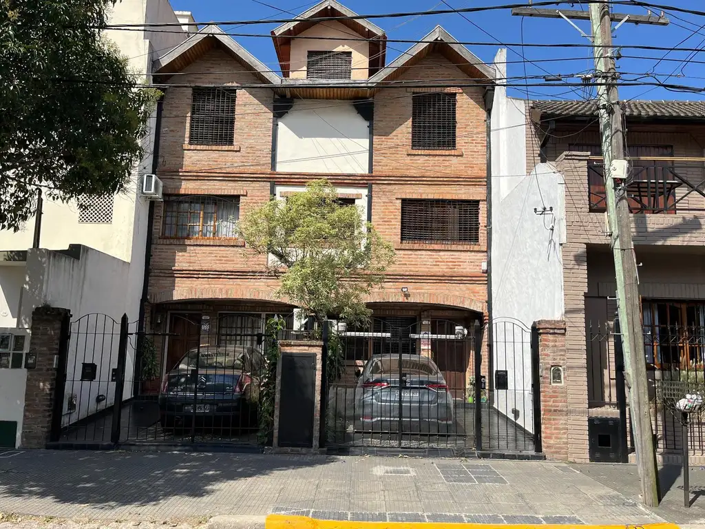 Casa en venta en Olivos, 4 dormitorios. Quincho con parrilla, cochera.