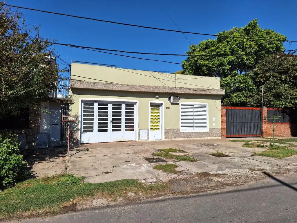 vendo casa dos dormitorios con garage, viamonte al 5500