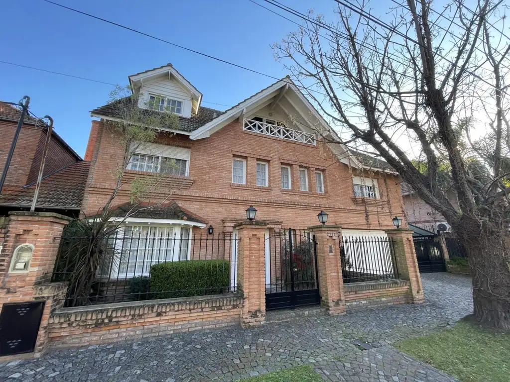 ESPECTACULAR CASA ESTILO CLÁSICO DE LADRILLO A LA VISTA