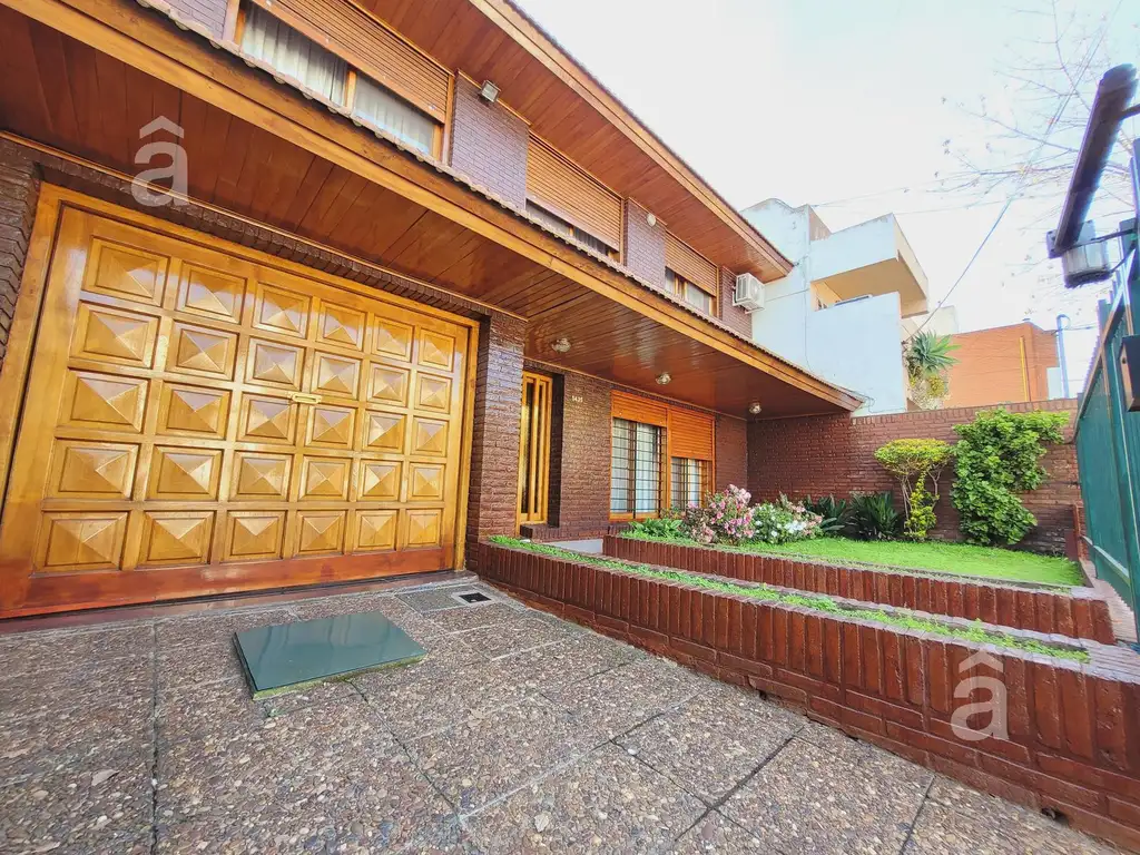 Casa en Villa Ballester - Venta - Cuatro Ambientes.