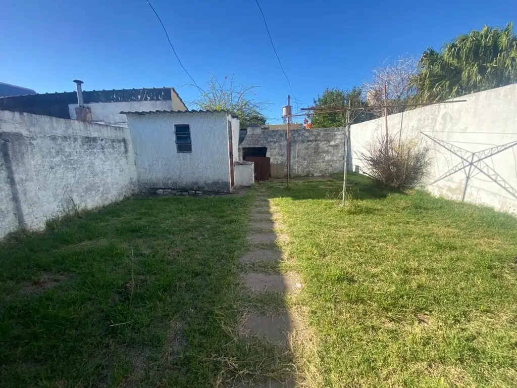 Casa de 2 dormitorios con patio a la venta.