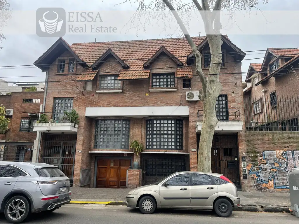 Triplex sin expensas a reciclar frente a la Plaza Unidad Latinoamericana