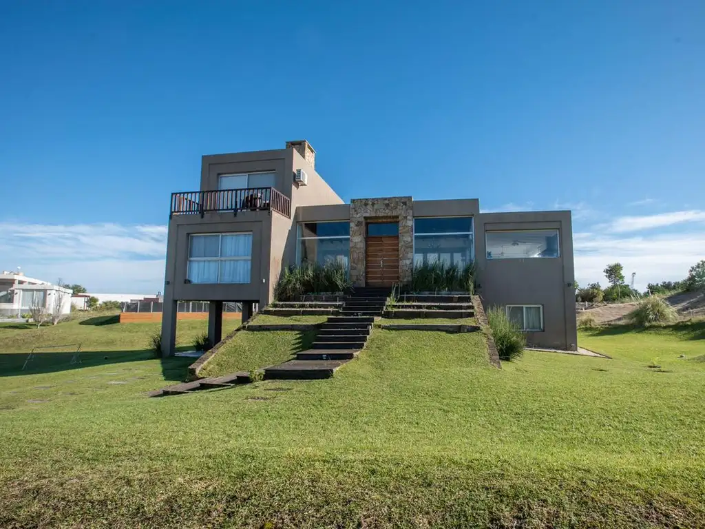 Espectacular casa con pileta climatizada en Residencia I, Costa Esmeralda.