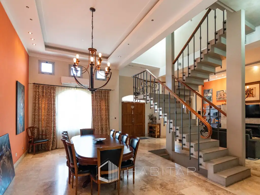 Casa en Venta - 6 ambientes - USD 800.000
