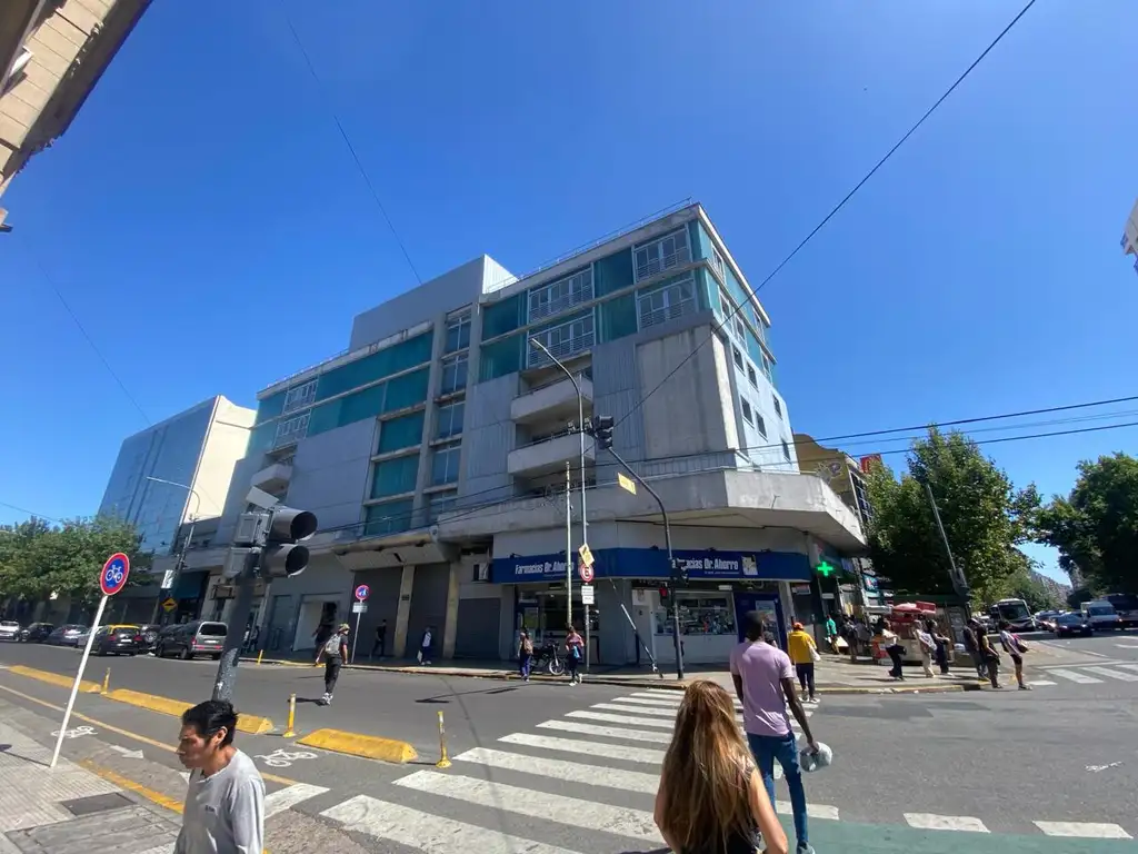 Excelente Edificio de Oficinas en Pueyrredón Esquina Perón