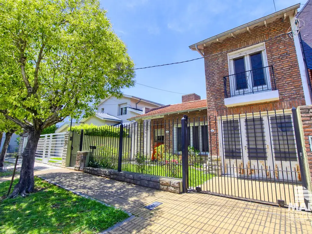 Muy lindo 4 ambientes con casa de 3 amb al fondo, cochera y patio.