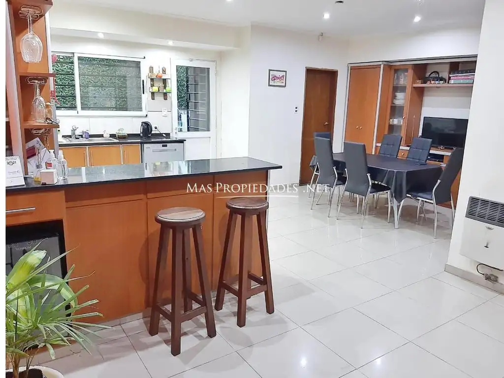 Casa en venta en Luis Guillon 4 ambientes