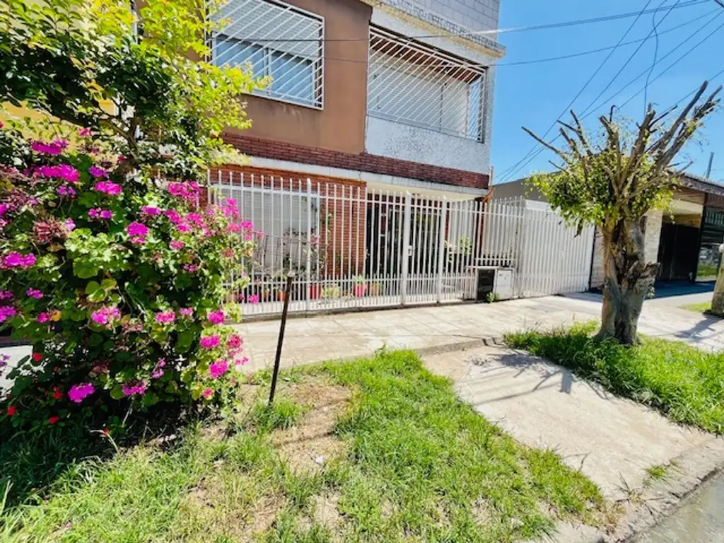 CASA 3 AMBIENTES VENTA PABLO PODESTA CON JARDIN