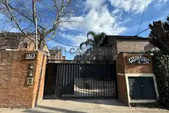 Tipo casa interno con parque y piscina compartida.