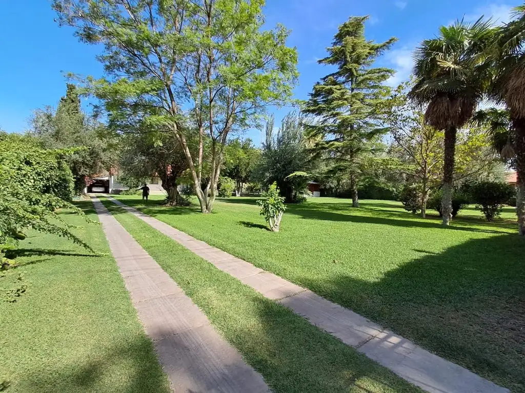 HERMOSA CASA CON PARQUE, QUINCHO Y PILETA