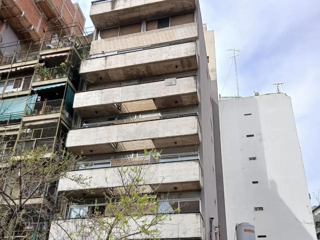 Venta Amplio Monoambiente En Parque Chacabuco Con Balcón