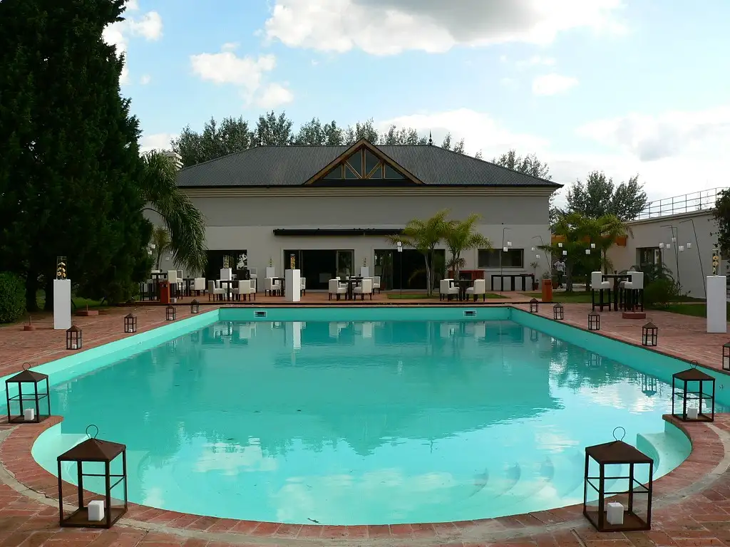 Áreas comunes piscina, club-house en Campo Grande