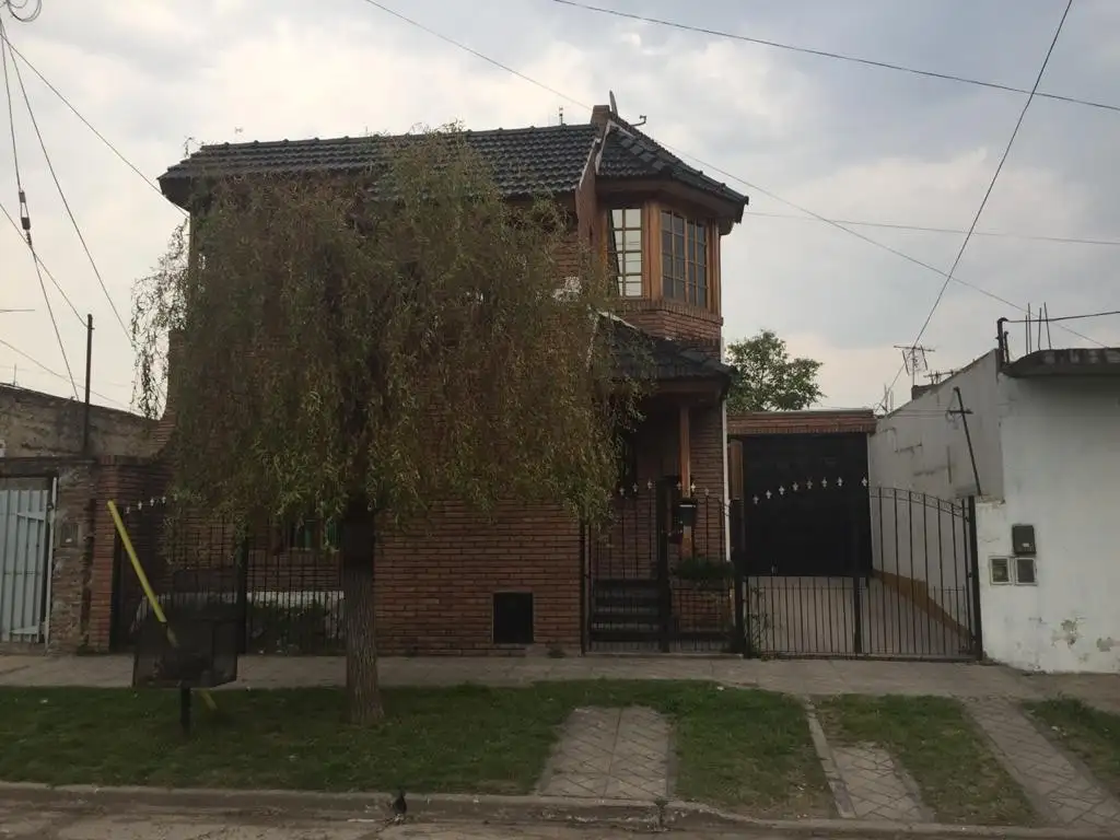 Venta de Excelente Casa de 5 ambientes  San Justo