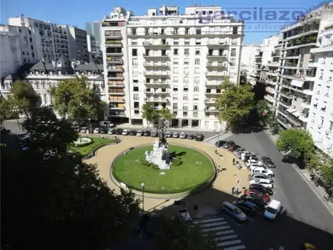 Excelente piso en edificio de gran categoría. En esquina.