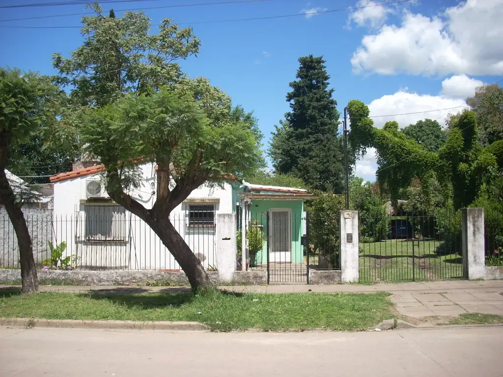 Dos lotes con una casa en muy buena zona de Moreno