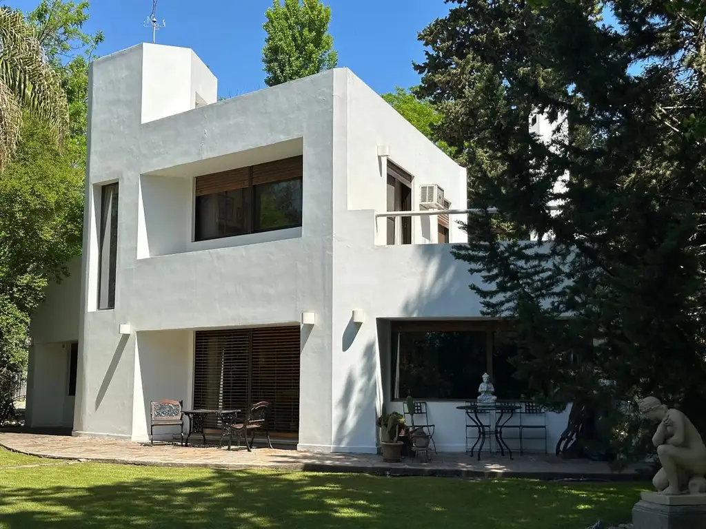 Casa en venta, con fondo al golf, en el mejor sector de Highland Parck