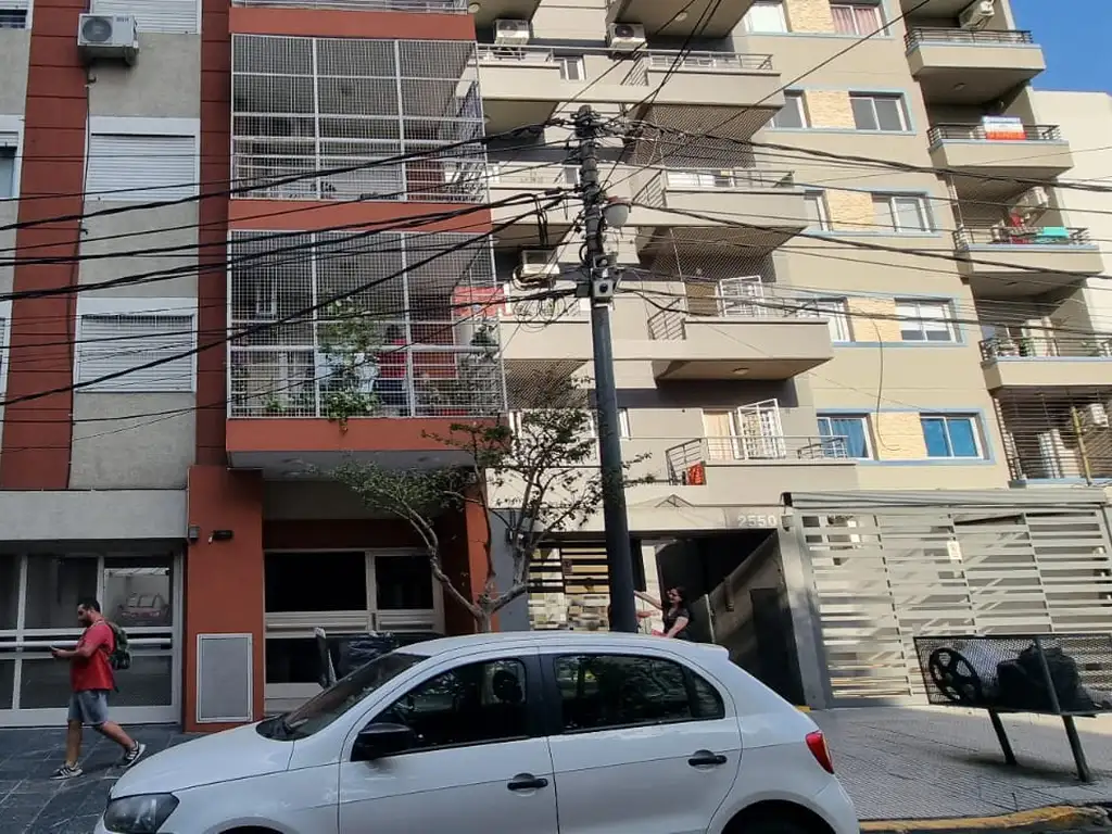 EN VENTA EN CASEROS CENTRO HERMOSO DEPARTAMENTO DE 3 AMBIENTES AL FRENTE