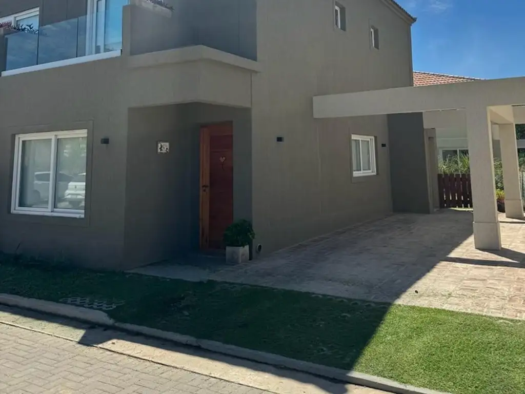 Casa Triplex  en Venta en Saravi Village, Pilar, G.B.A. Zona Norte