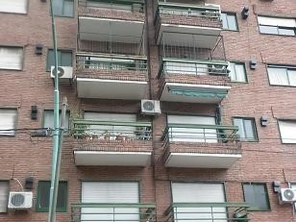 A metros tren Barrancas y FLENI 2 AMBIENTES frente todo externo con balcon IMPECABLE, MUCHA LUZ