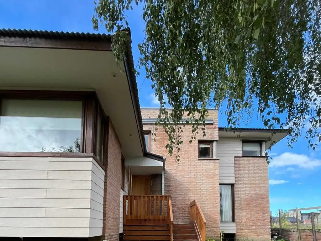 Casa en Trevelin -Vista al Río y Pileta Climatizad