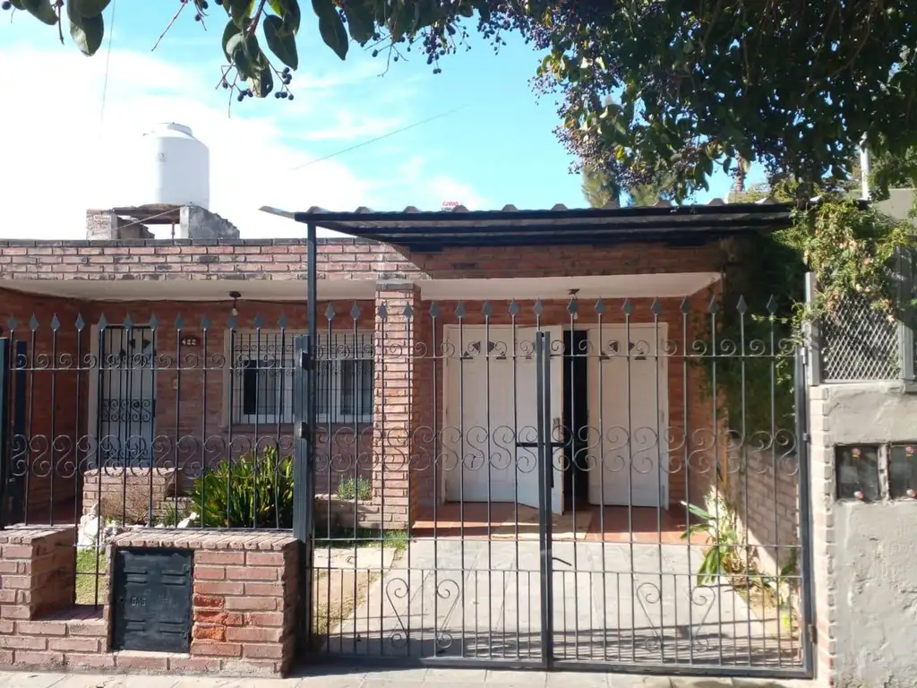 VENDO CASA DE 3 DORMITORIOS A CUADRAS DE COLON