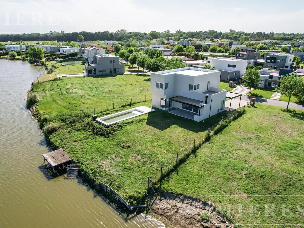 Casa en venta sobre lote a la laguna en El Cantón barrio Islas