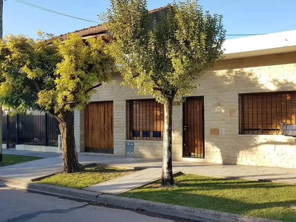 EXCELENTE CASA EN VENTA 4 AMBIENTES EN  LONGCHAMPS