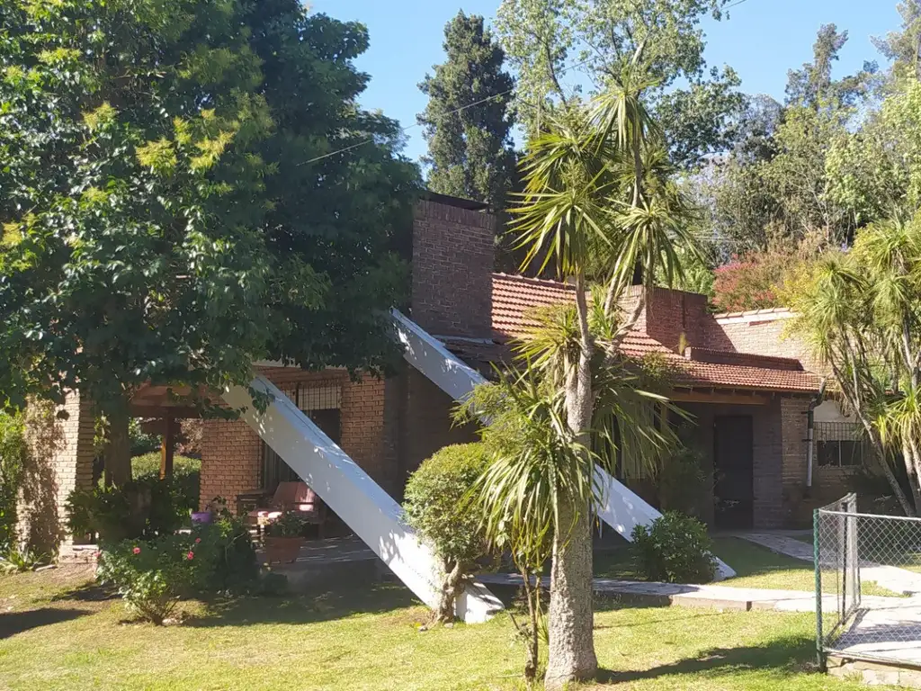 Casa quinta en venta en Abasto. Excelente terreno, quincho y pileta, con casa de casero