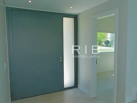 Casa en Venta - 4 dormitorios - USD 870.000