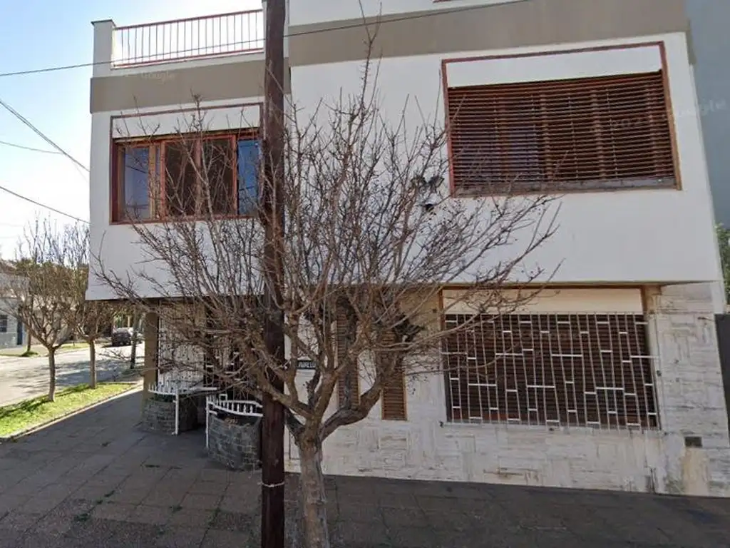 Casa en venta - 3 Dormitorios 3 Baños - 380Mts2 - Lanús Oeste