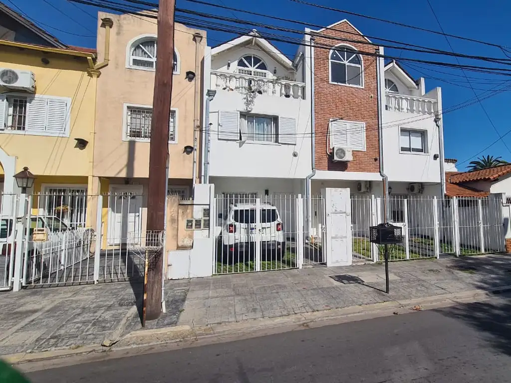 EN VENTA EN CIUDAD JARDIN DUPLEX DE 4 AMBIENTES DOS BAÑOS COCHERA Y PATIO - FICHA 8285