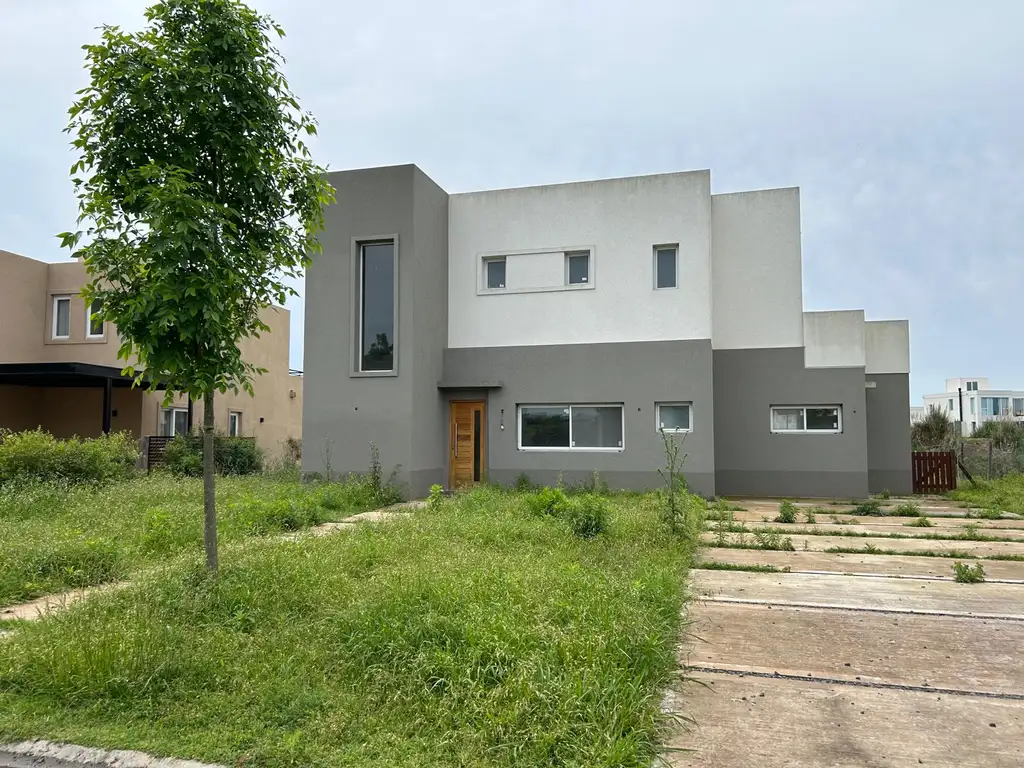 Casa en dos plantas al agua