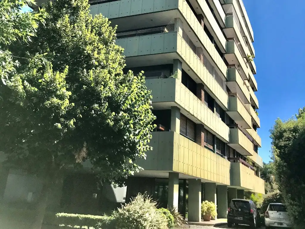 Único semipiso en San Isidro, 4 Ambientes + Dependencia. Pisicina, 2 Cocheras propias y Seguridad